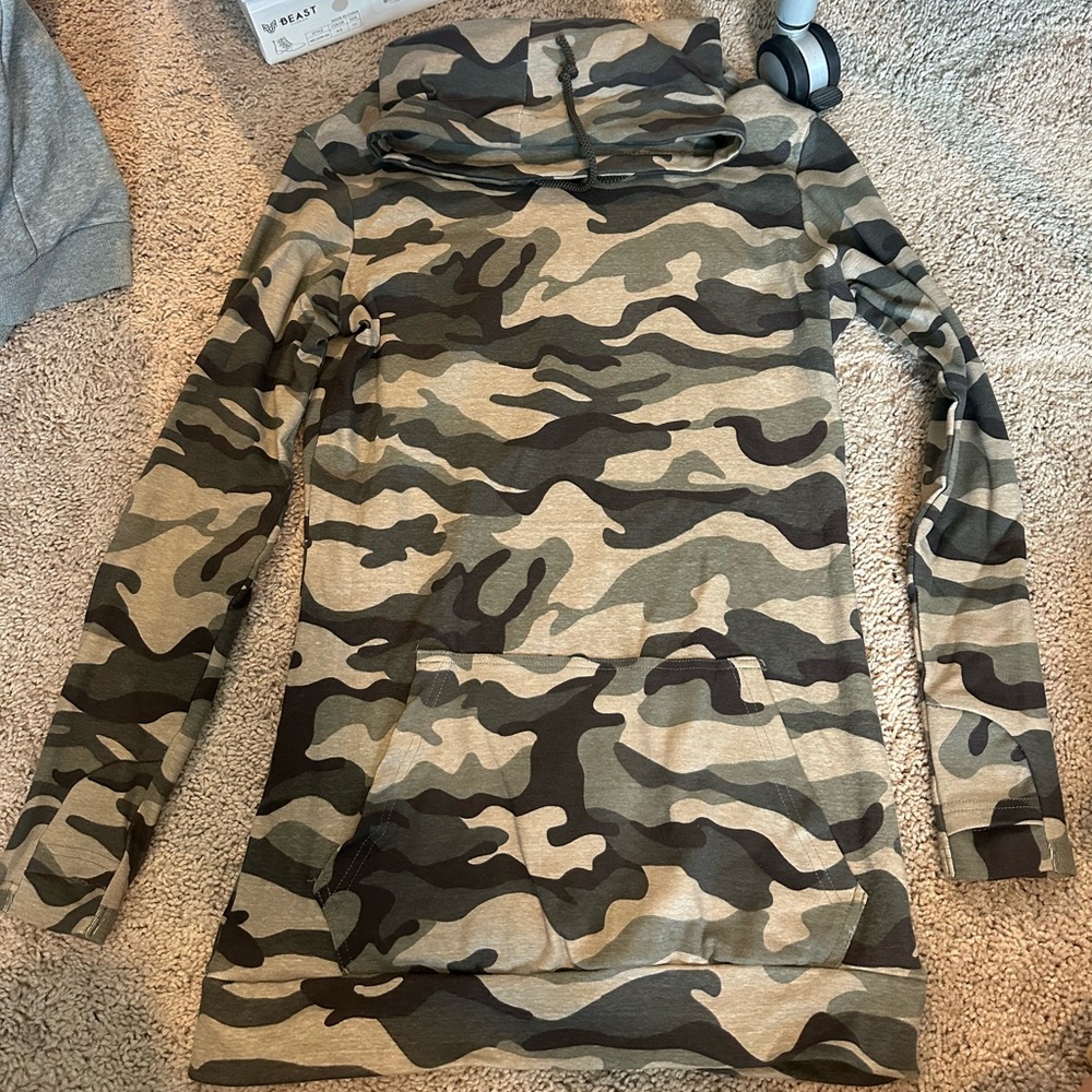 Chelsea DeBoer camo cowl